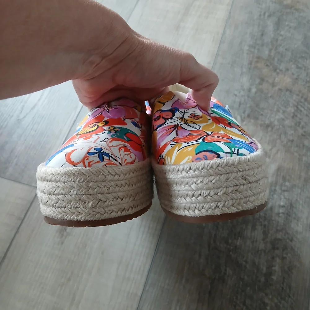 NWOT TOMS Valencia Platform Espadrille. Size 6.5